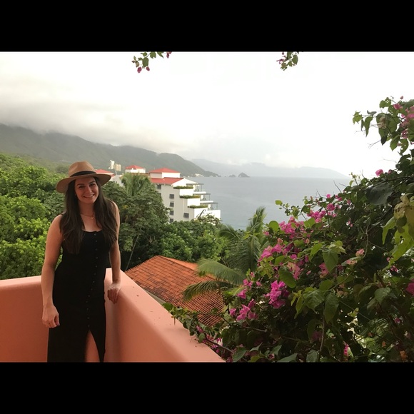 Meet your Posher, Emily - Picture 5 of 8